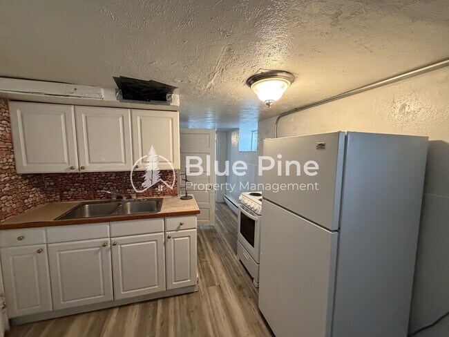 Building Photo - 560 Oneida Ave