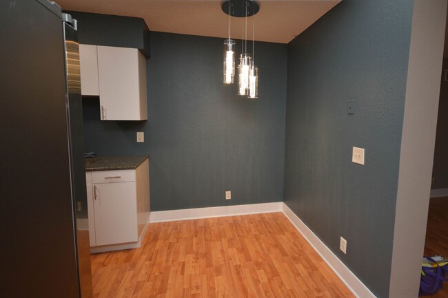 Building Photo - Completely renovated townhouse just a bloc...