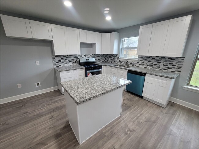 Building Photo - 4859 Bellnole Dr