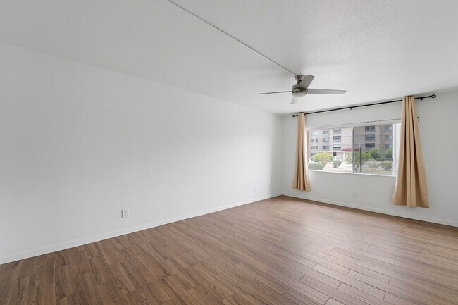 Building Photo - Welcome to this fabulous 2-bedroom, 2-bathroom condo in the heart of South Scottsdale!