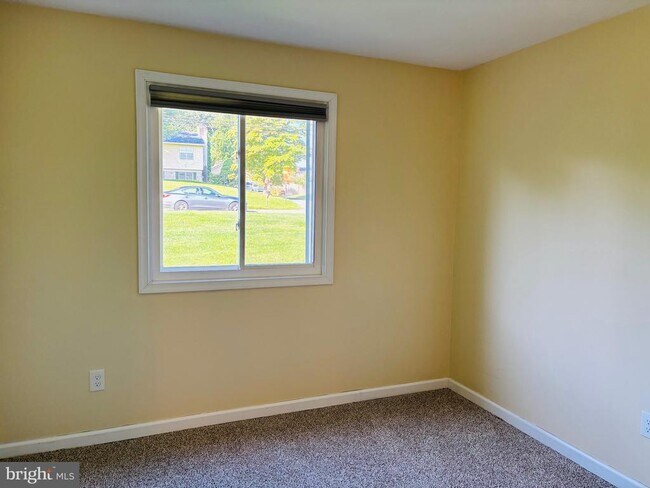 Building Photo - 145 Roskeen Ct