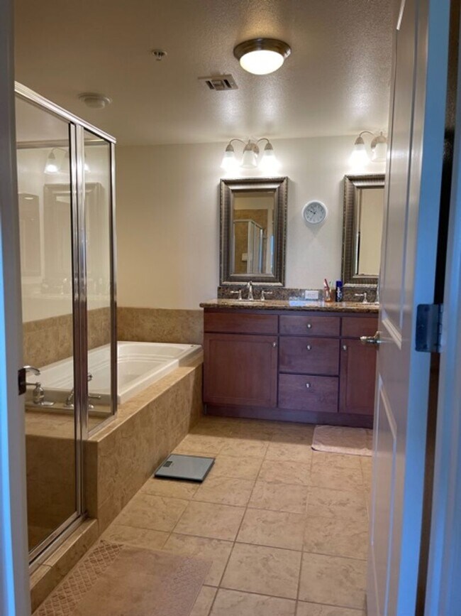 Building Photo - Gorgeous like new Premier condo in S. Kihe...