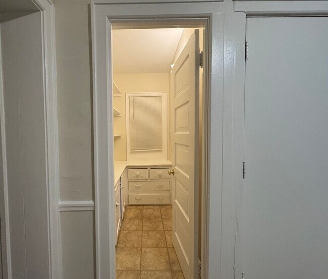 Building Photo - Bright & Spacious 2 Bedroom Lower Unit with Formal Dining Room and Bay Window