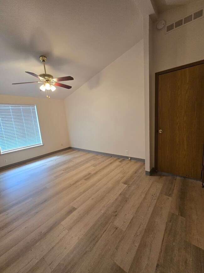 Building Photo - Pet Friendly 3bed : 2bath home w/ Garage