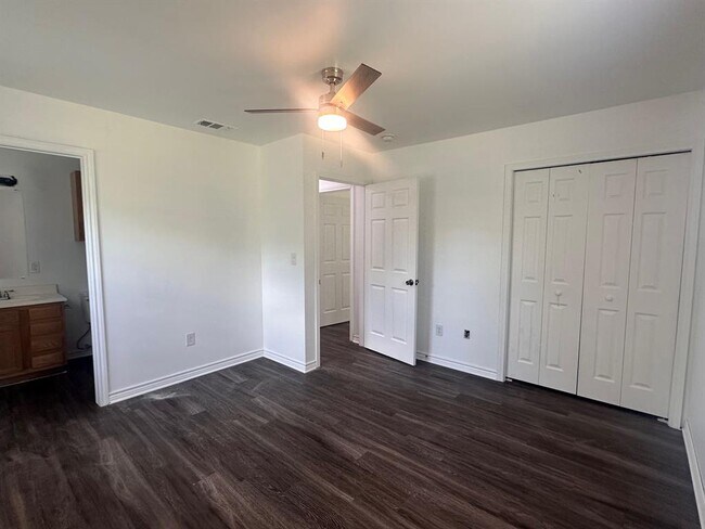 Building Photo - 112 Palamino Ct