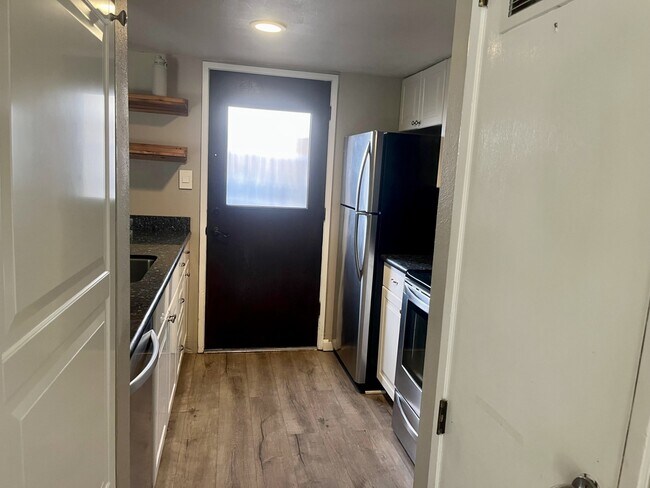 Building Photo - 5472 Roundtree Pl