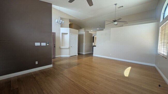 Building Photo - 3 bedroom 1 story house with large backyar...