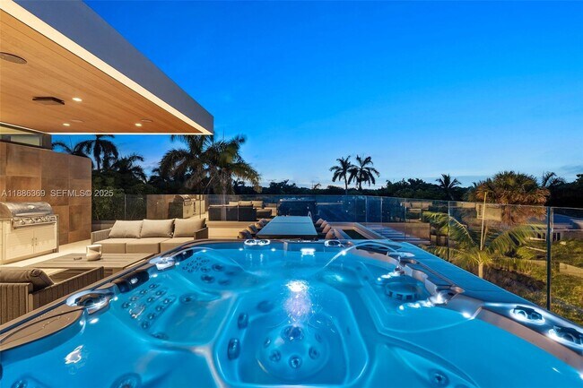 Building Photo - 3306 NE 16th St