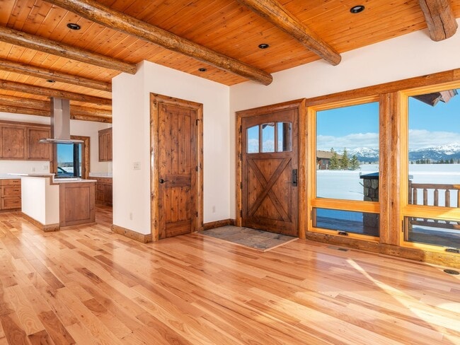 Building Photo - Spacious & Elegant 3-Bedroom Home – Flexible lease term.