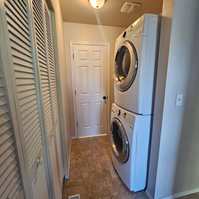 Building Photo - Beautiful Home with Mt. Rainier Views – Close to PSNS & Ferries