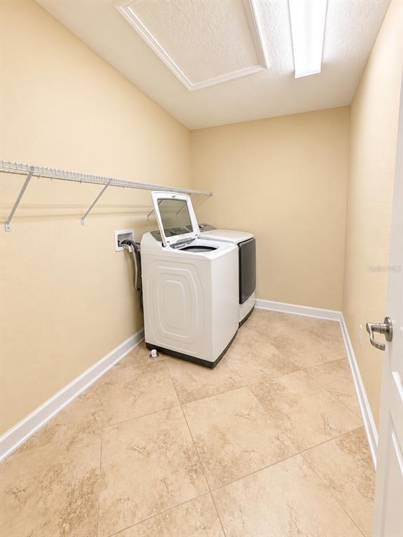 Building Photo - 2341 Aurelius Dr