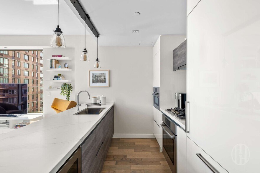 Building Photo - 505 W 43rd St