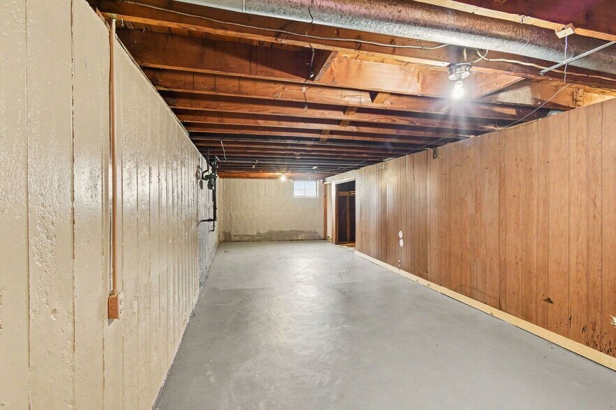 Building Photo - 250 Maple Dr