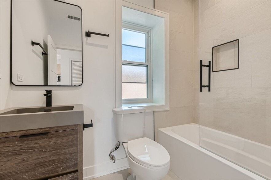 Building Photo - 2604 N Springfield Ave