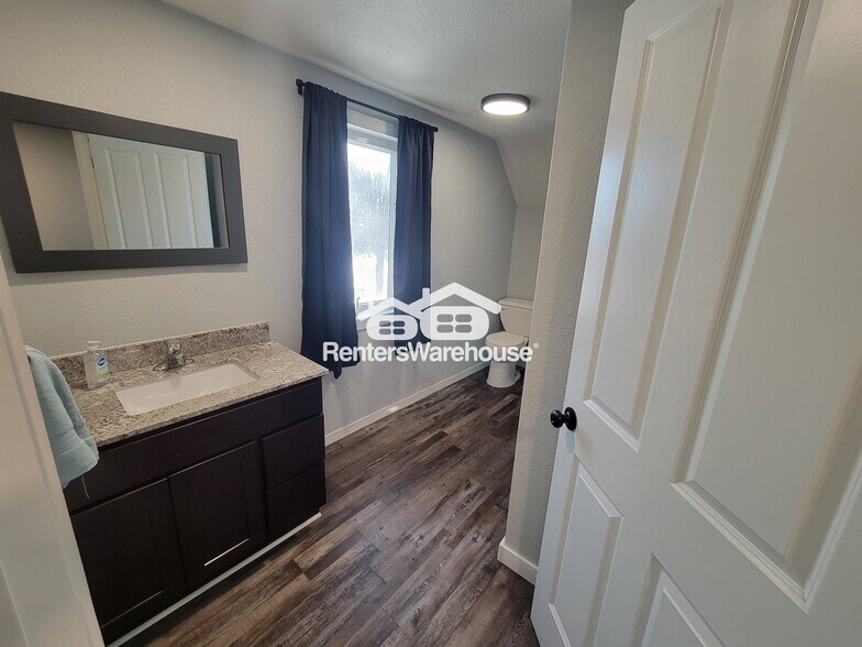 Building Photo - 206 Main St W