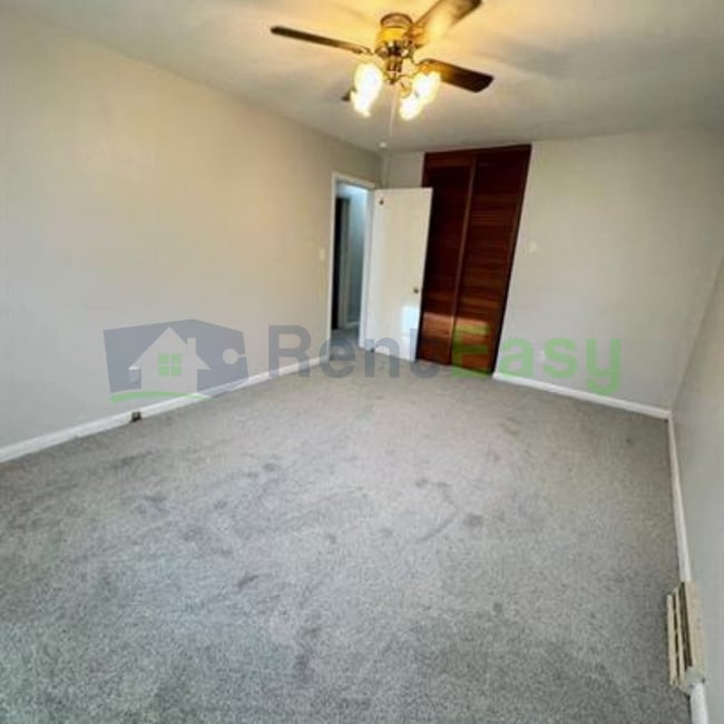 Building Photo - 300 Oakwood Ave