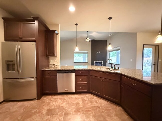 Building Photo - 4 bed 2 Bath off Keene