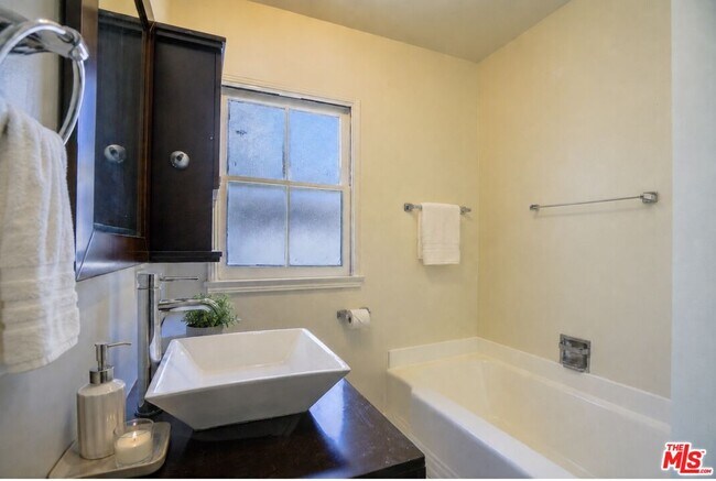 Building Photo - 8551 Holloway Dr