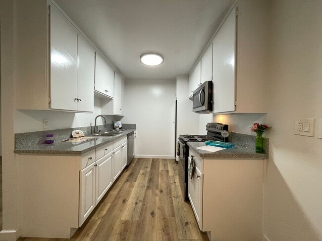 Interior Photo - 20353 Saticoy St