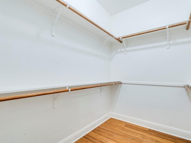 Building Photo - 10804 Wildwood Cir