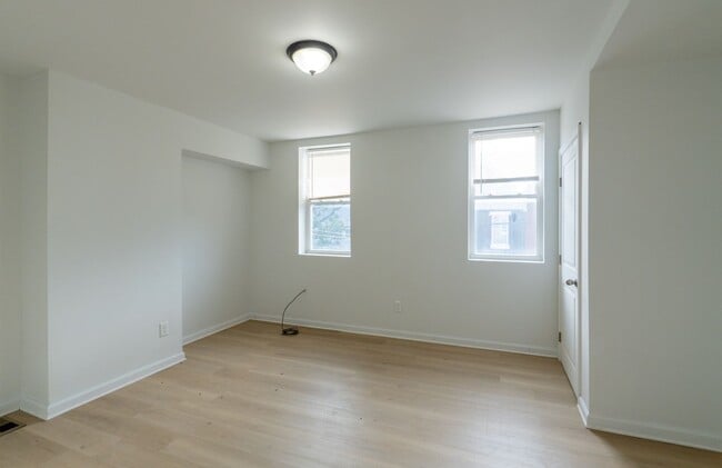 Building Photo - Newly Rehabbed 4 bedroom 2 full bathrooms ...