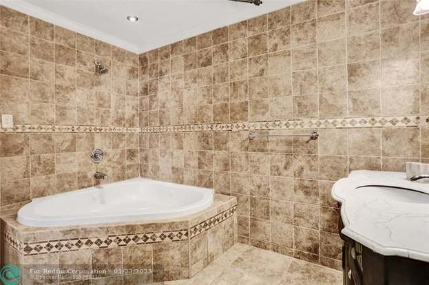 Building Photo - 361 SW 60th Ave
