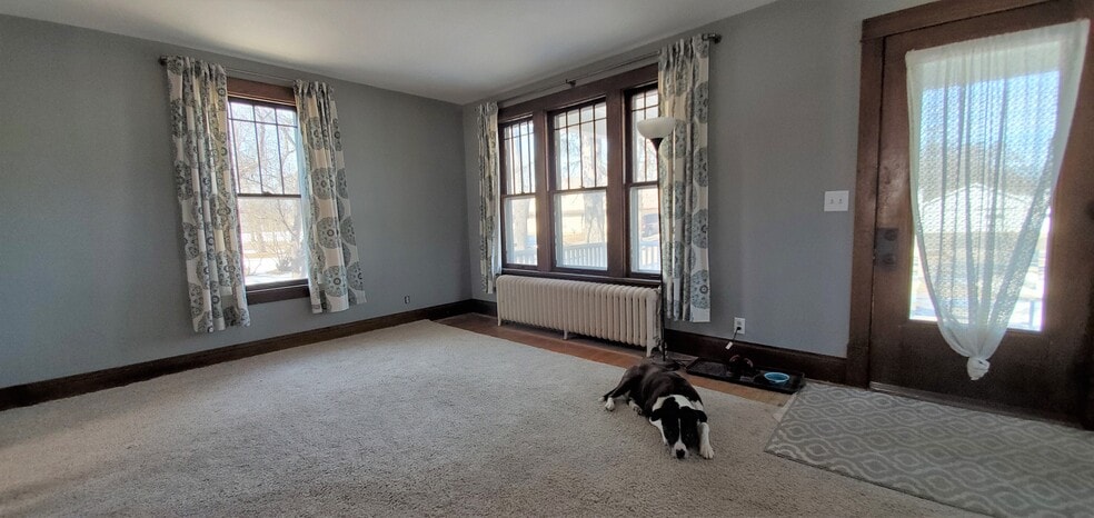 Building Photo - 332 E 5th St