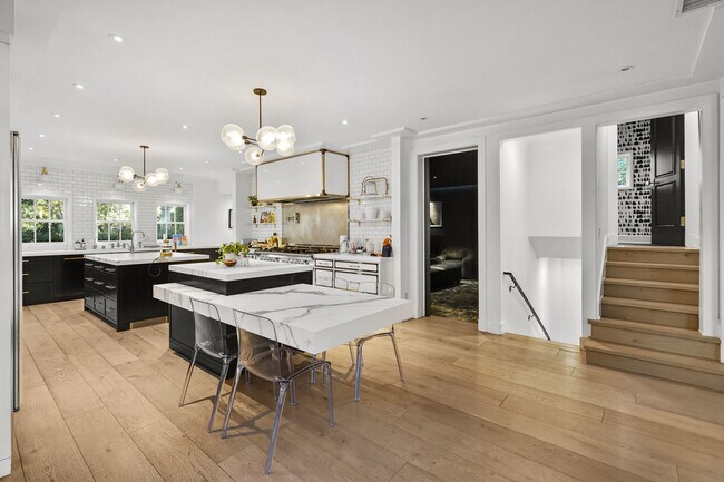 Building Photo - 23255 Mariposa De Oro St