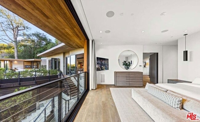 Building Photo - 727 N Beverly Glen Blvd