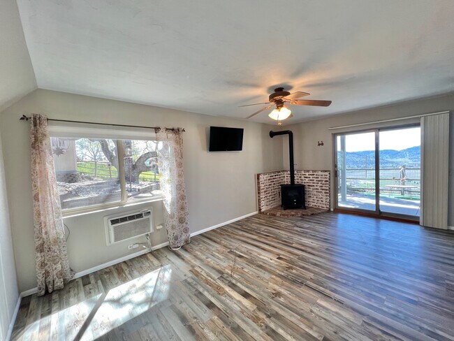 Building Photo - 27030 Oakflat Dr