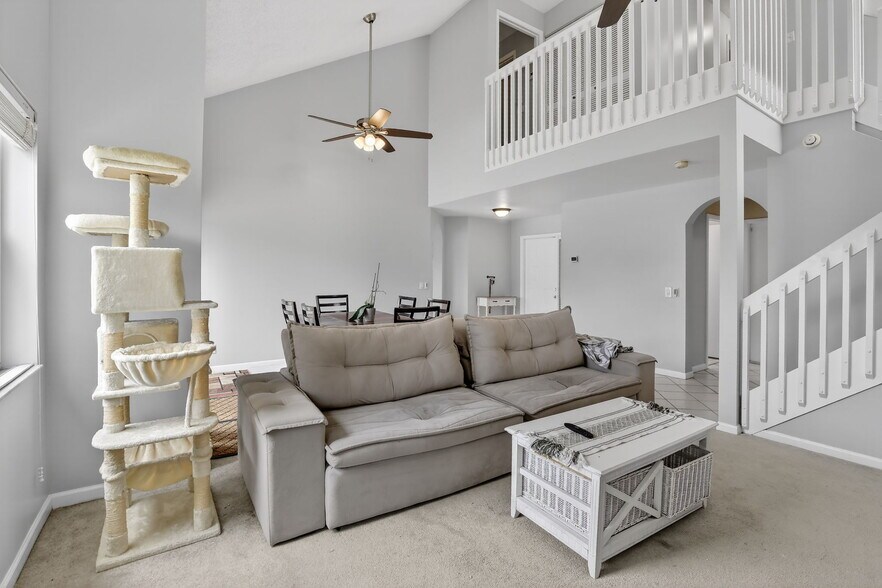 Building Photo - 9481 Oak Grove Cir