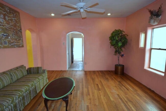 Building Photo - Super cute 1 bedroom Adobe
