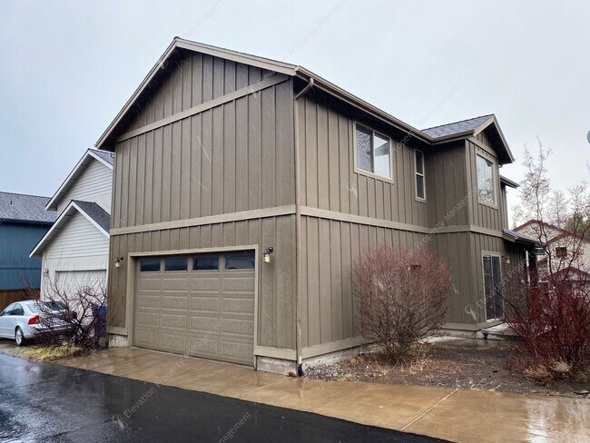 Building Photo - Dual-Level 3 BR - 2.5 BA Haven in Central Bend