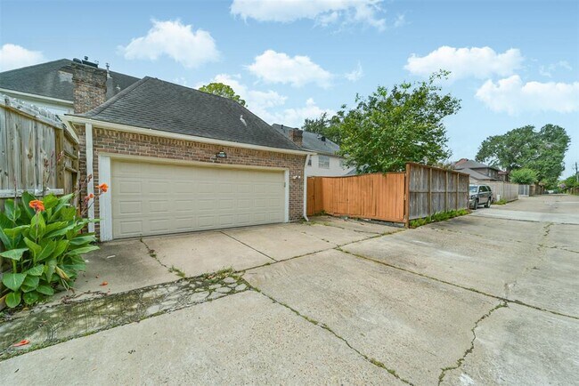 Building Photo - 15738 Fleetwood Oaks Dr