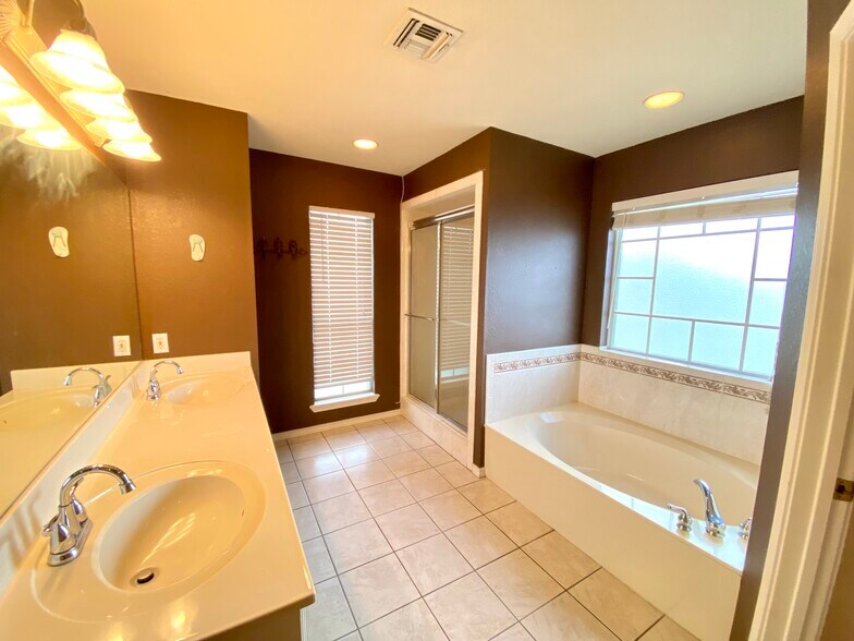 Building Photo - 1551 Briarwyck Dr