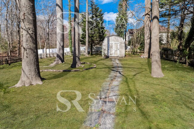 Building Photo - Easy living in this 4 BR, 2.5 BA home