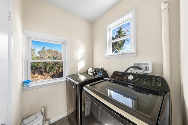 Building Photo - 616 W Ocean Heights Ave