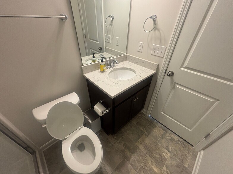 Building Photo - Room in House on Moonbeam Dr