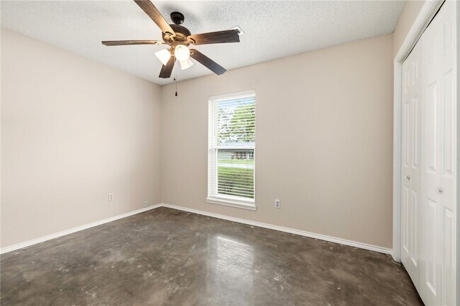 Building Photo - 2146 Loren Cir