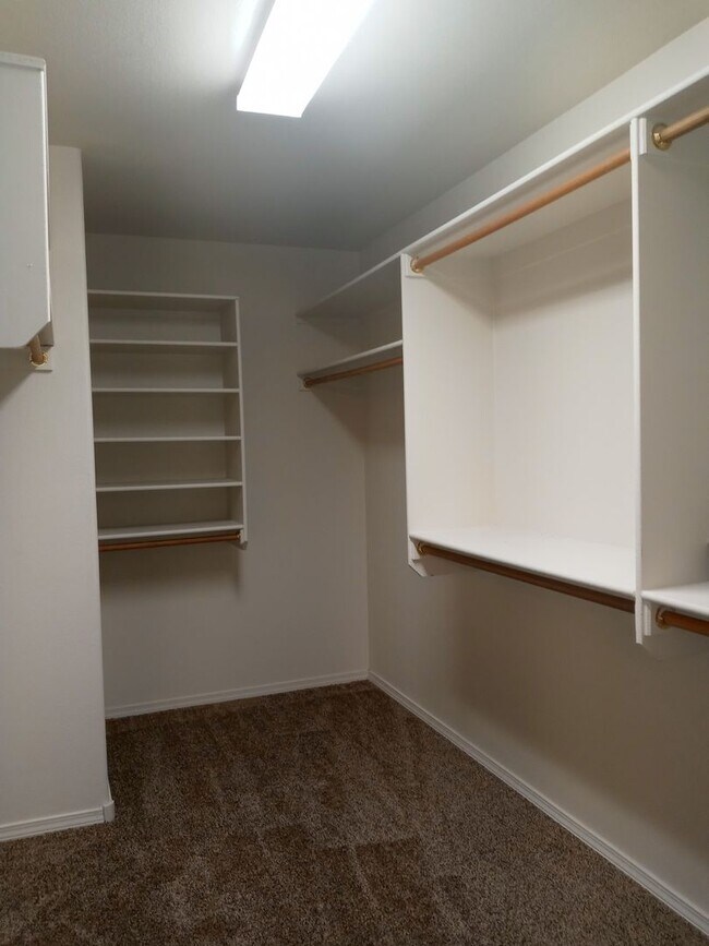 Building Photo - 9900 Sunshine Mesa Dr NW