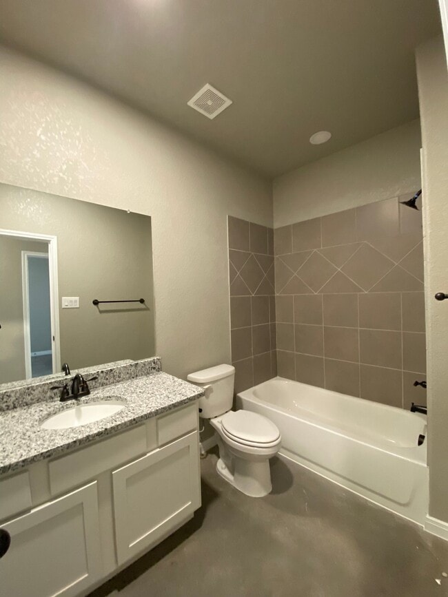 Building Photo - Beautiful Duplex in Seguin!