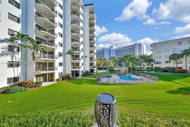 Building Photo - 372 Golfview Rd