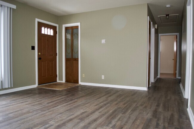 Building Photo - Three Bedroom Ranch in Northeast Grand Rapids