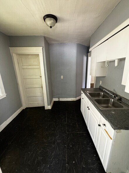 Building Photo - 521 S Detroit Ave
