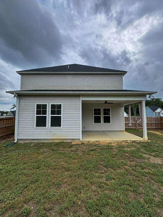 Building Photo - Beautiful 3 Bed 2.5 Bath Home in Raeford