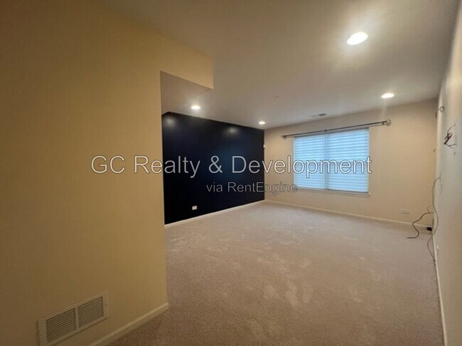 Building Photo - 1271 Evergreen Ave
