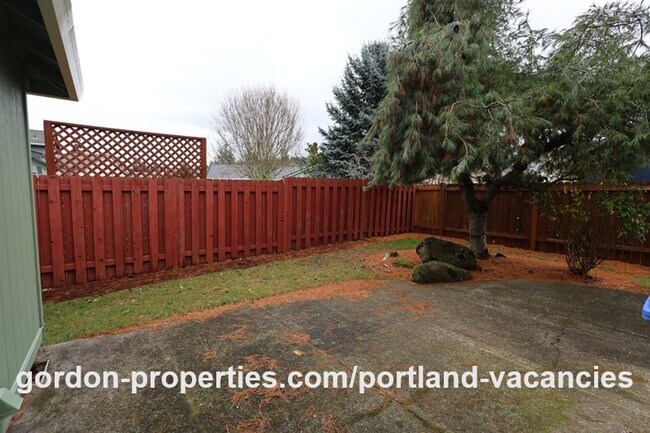 Building Photo - SE Knapp Circle - 3 bedroom duplex with attached single car garage