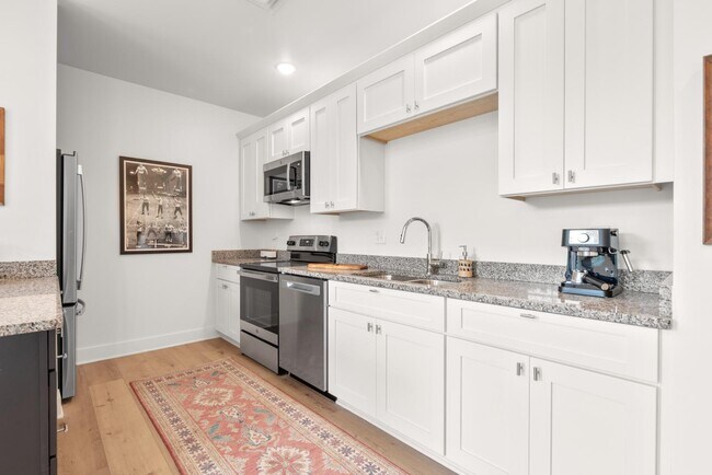 Building Photo - 301 N Mulberry St