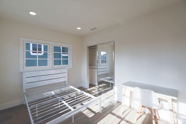 Building Photo - 2811 Menlo Ave