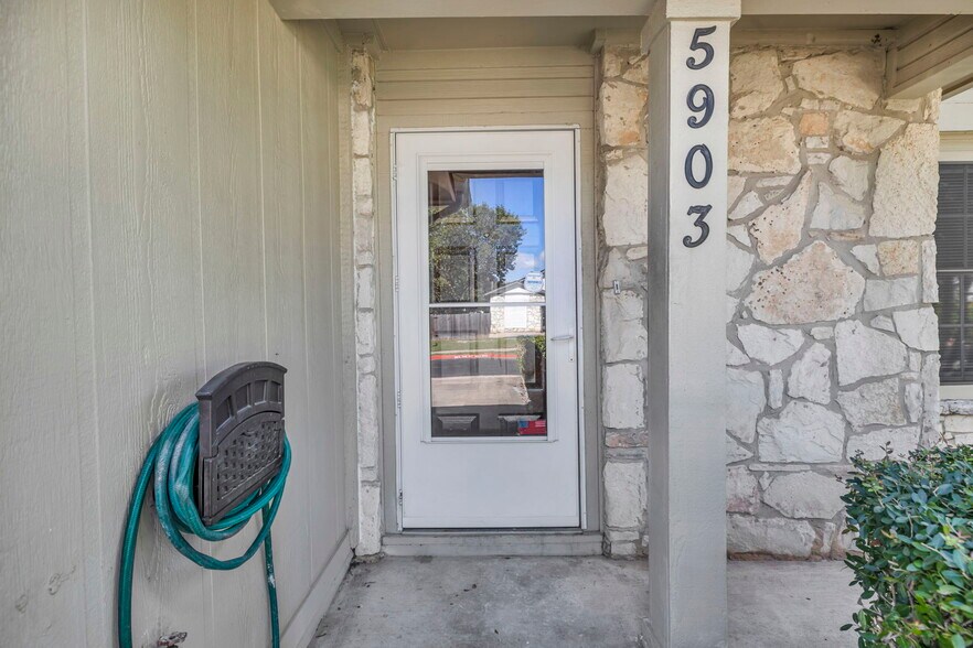 Building Photo - 5903 Kevin Kelly Plz
